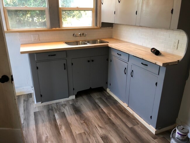 Building Photo - 912 Wayside Dr