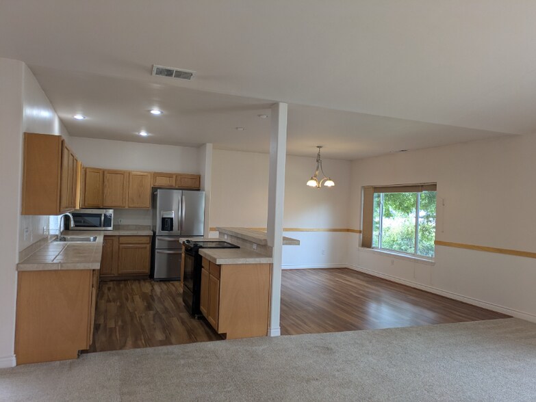 Building Photo - 1591 Roseanna Dr