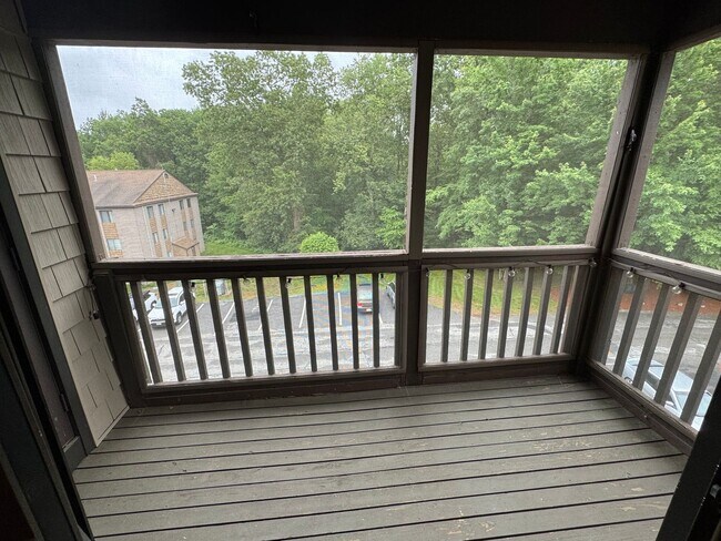 Building Photo - 2 Bedroom Condo for Rent - Tyngsboro