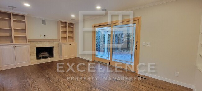 Building Photo - Spacious 5/3 Home With Fully Updated Kitchen, Over 2500SF of Space, Pets Negotiable