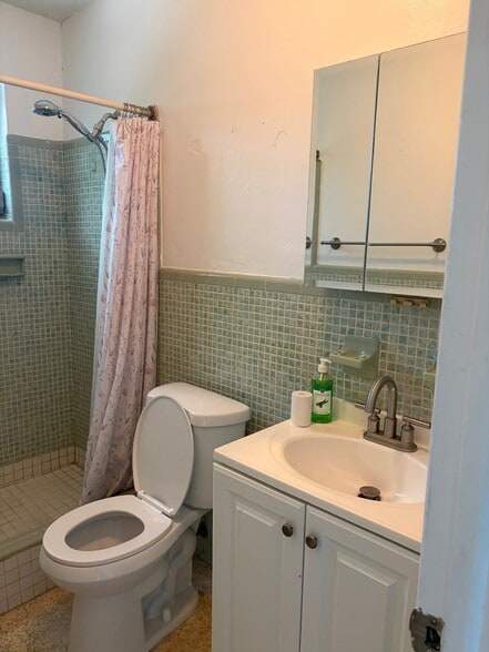 Building Photo - 117 N Bay Harbor Dr