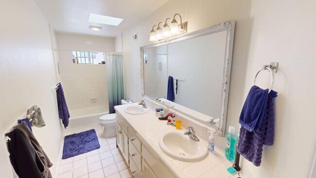 Building Photo - Spacious 4 Bedroom 3.5 Bathroom Coronado H...