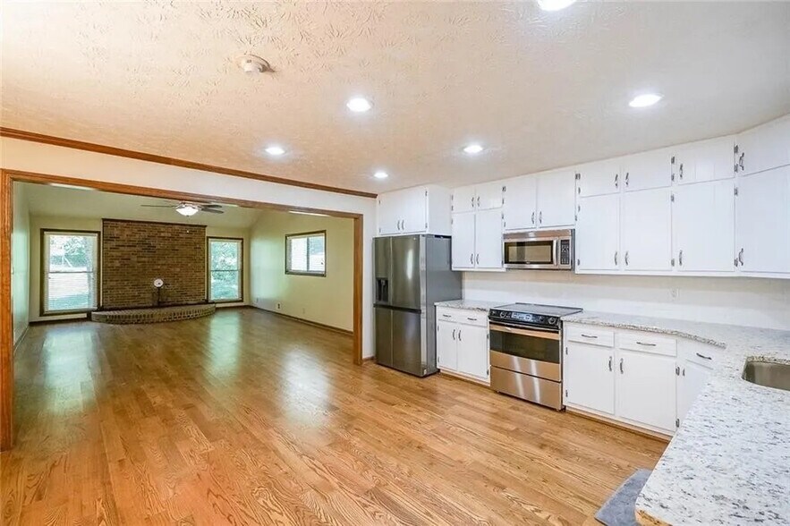 Building Photo - Room in Single Family Home on Azalea Dr