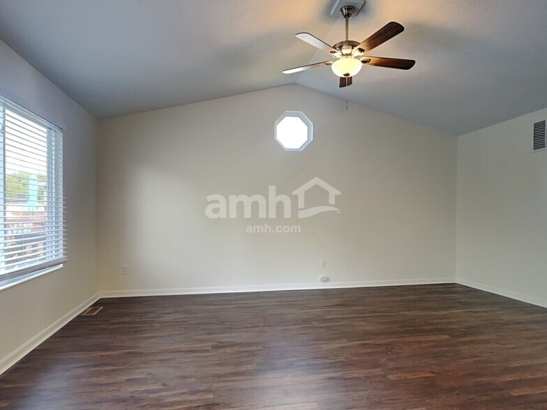 Building Photo - 2133 Antoinette Way