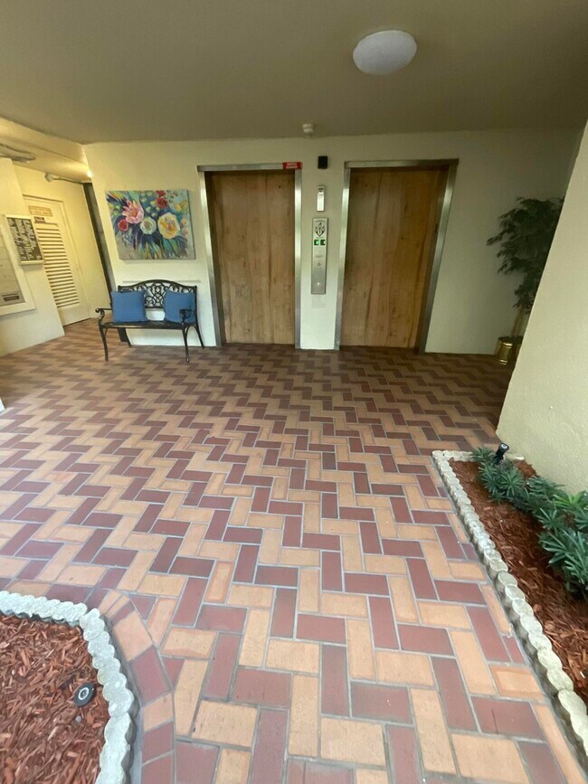 Building Photo - 14475 Strathmore Ln