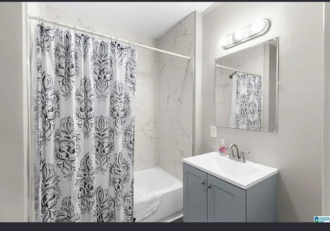 Building Photo - Newly 2 Bedroom Remolded Home/ Area