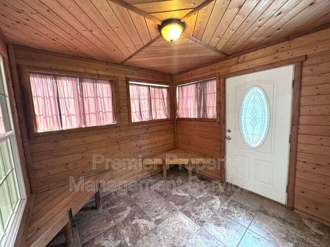 Building Photo - 2005 8th Ave N