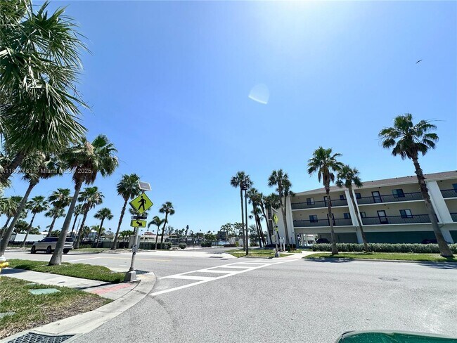 Building Photo - 3111 Pass a Grille Way