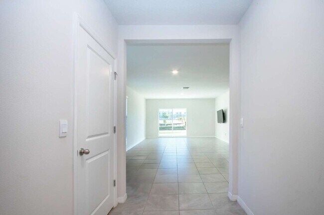 Building Photo - Spacious 5-Bed Retreat with Granite Elegance in Lakewood Ranch