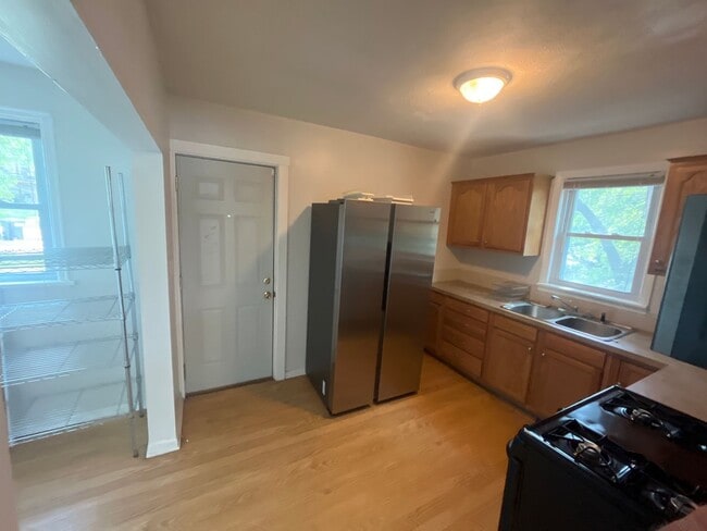 Building Photo - 3BR Duplex Midtown- June 1 move-in