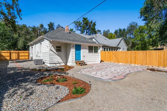 Building Photo - 227 N Walnut St