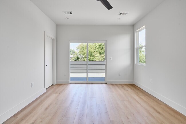 Building Photo - 412 Hackberry Ln