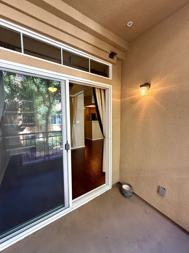 Building Photo - Spacious Bankers Hill Studio | In-Unit Laundry | A/C | Fireplace | Pool & Gym | 6-Month Lease