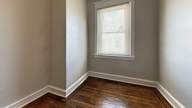 Building Photo - 3-bed Philly home with hardwood floors, an...