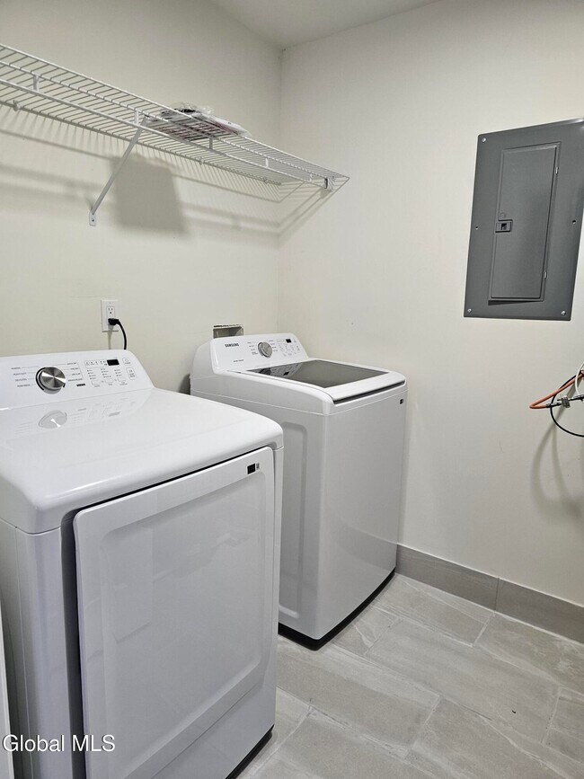 Building Photo - 489 Grooms Rd