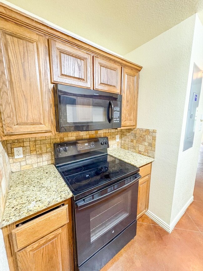 Building Photo - 810 E Avenue C