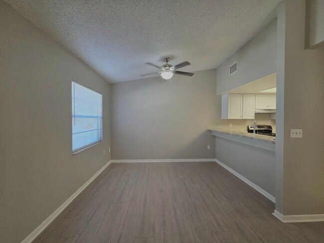Building Photo - Beautiful 2 Bedroom, 2 Bathroom Apartment ...