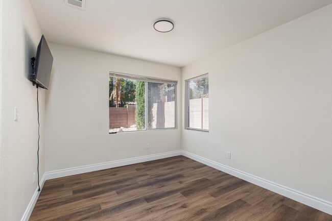 Building Photo - Recently renovated 4 br home in the Southwest