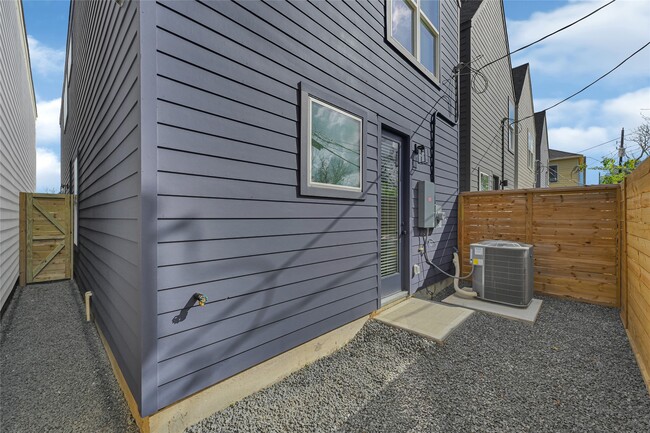 Building Photo - 409 Alvia Run Ln