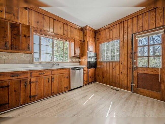 Building Photo - 1977 N Decatur Rd