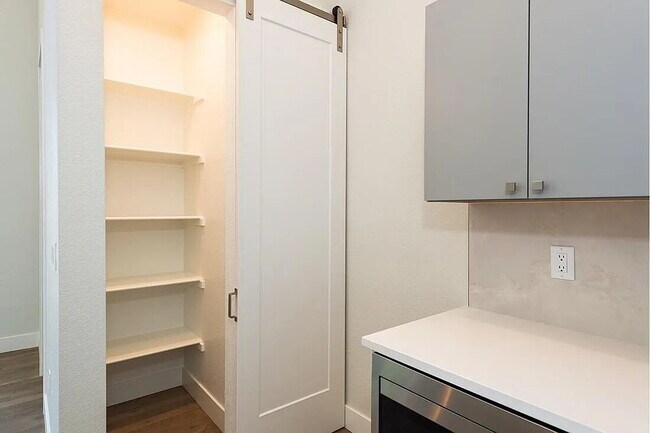 Building Photo - Modern 3 bed / 2.5 bed farmhouse townhome ...