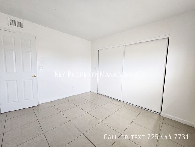 Building Photo - REMODELED UPSTAIRS 2 BED, 1 BATH UNIT * OP...