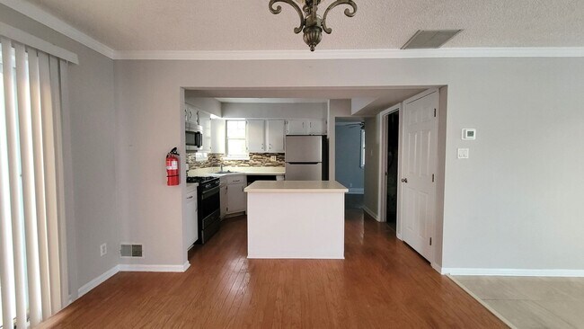 Building Photo - Spacious 3 bedroom house