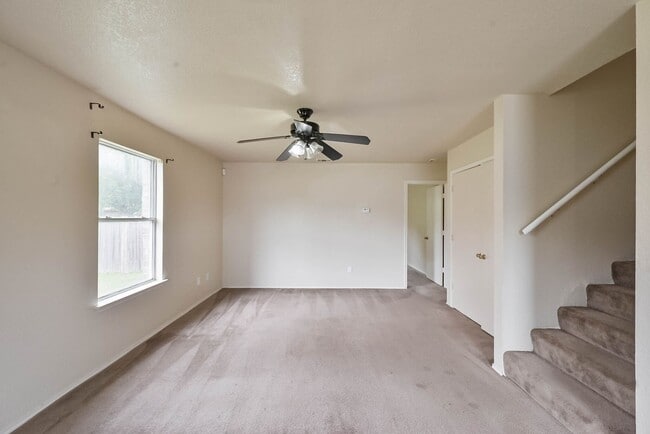 Building Photo - 404 Kings Way Dr