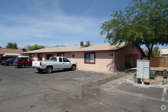 Primary Photo - 218 W Roger Rd