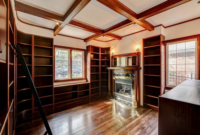Building Photo - Beautiful Magnolia Home with a VIEW!
