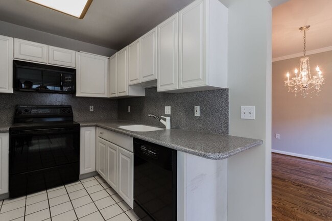 Building Photo - Beautiful 3 Bedroom 3/2 Bath Brick End Uni...
