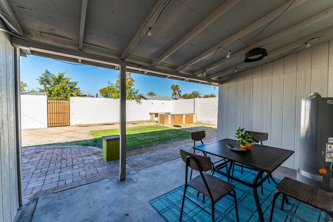 Building Photo - 2614 W Greenway Rd