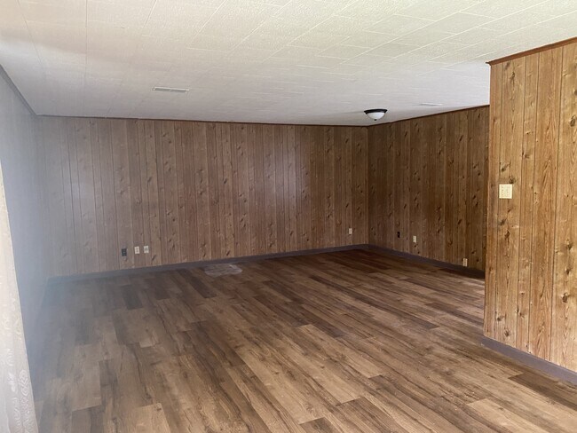 Building Photo - 3306 Daffodil Dr