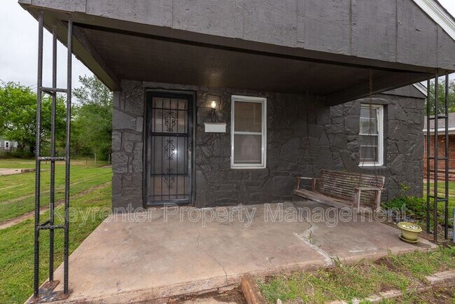 Building Photo - 526 S 39th W Ave