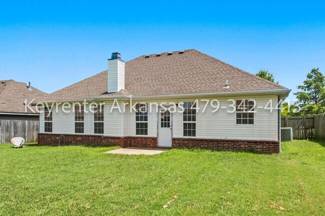 Building Photo - 800 SW Summit Chase Rd