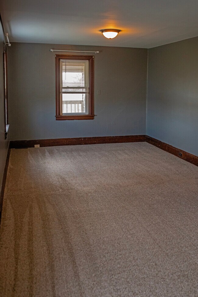 Bedroom 3 - 4022 E Newport Rd