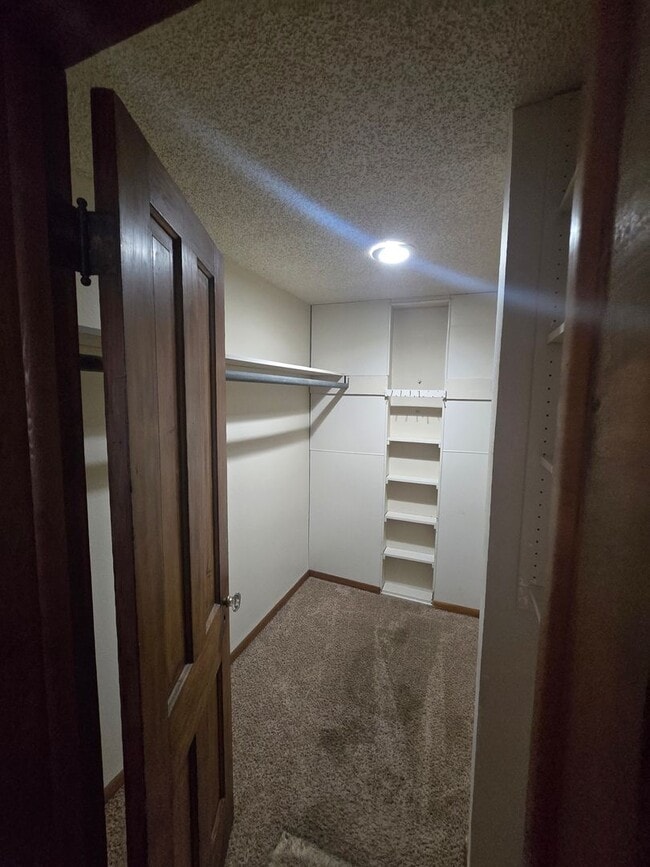 Building Photo - For Rent: Cozy 2 Bedroom, 1 Bathroom Singl...