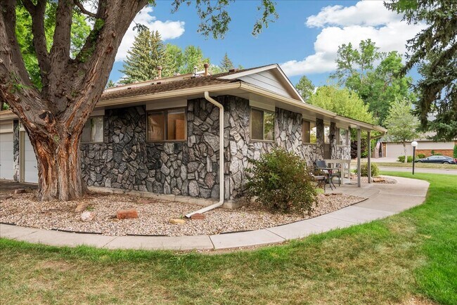 Building Photo - 1001 Strachan Dr