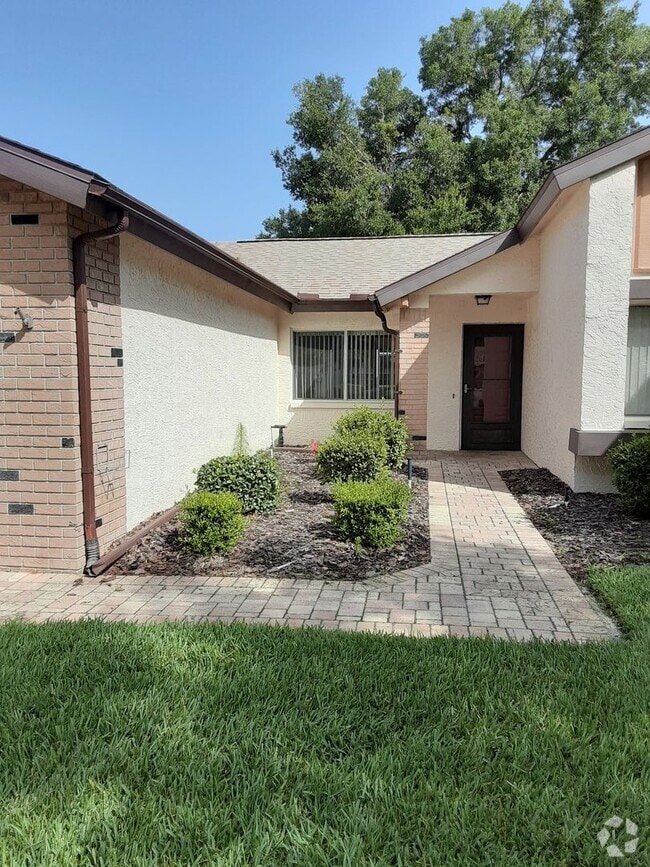 Building Photo - Beautiful 2 Bedroom 2 Bath Attached Villa