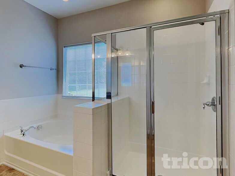 Building Photo - 15609 Carrington Ridge Dr