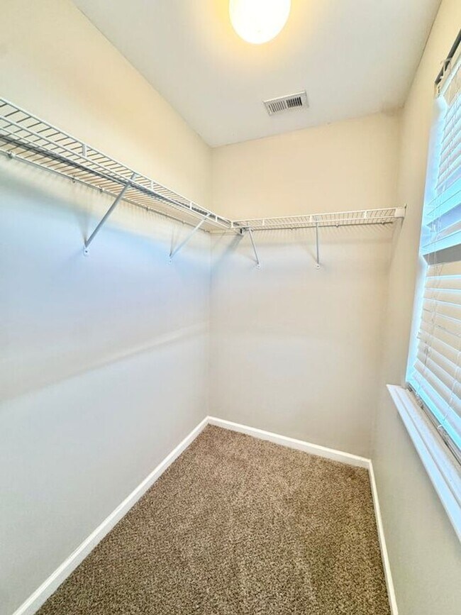 Building Photo - $500 off first month rent with acceptable credit and application!! Beautiful 3 bed 2.5 bath/ Scre...