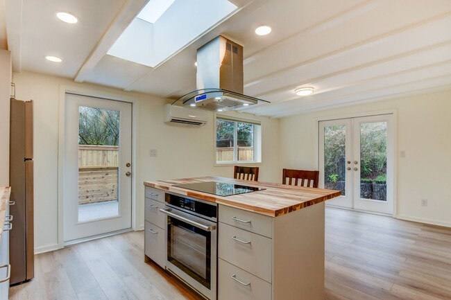 Building Photo - A Fresh, Open Home for a Relaxed Life by the Lake