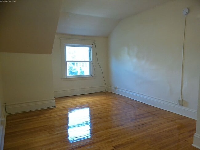 Building Photo - Available 8/1/26- Spacious and Open Two St...