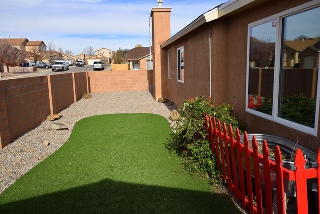 Building Photo - 2BR Plus Bonus Room in the NW!