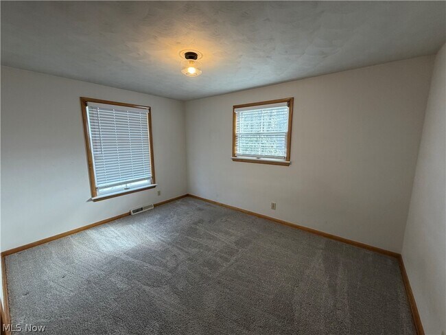 Building Photo - 290 Glenview Rd