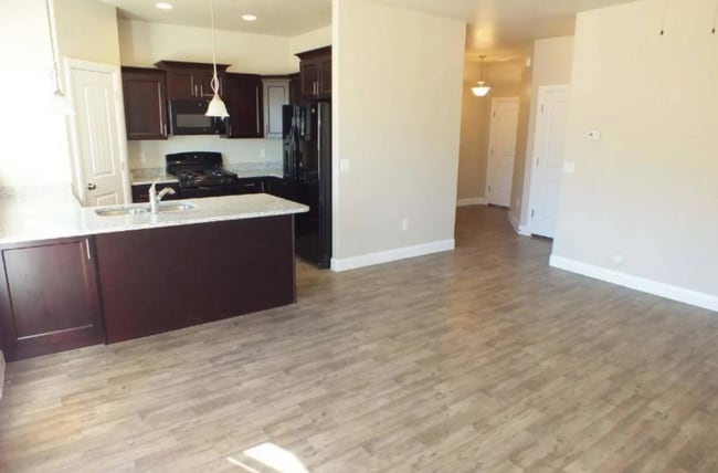 Building Photo - Charming 3 Bedroom Townhome with 2.5 Baths & 2 Car Garage in Cedar City, Utah!