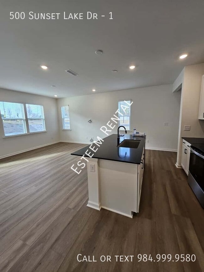 Building Photo - 500 Lake Dr