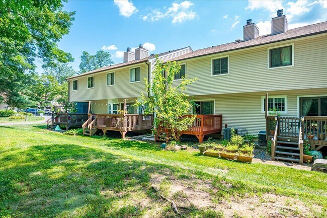 Building Photo - 6 Tulip Ct