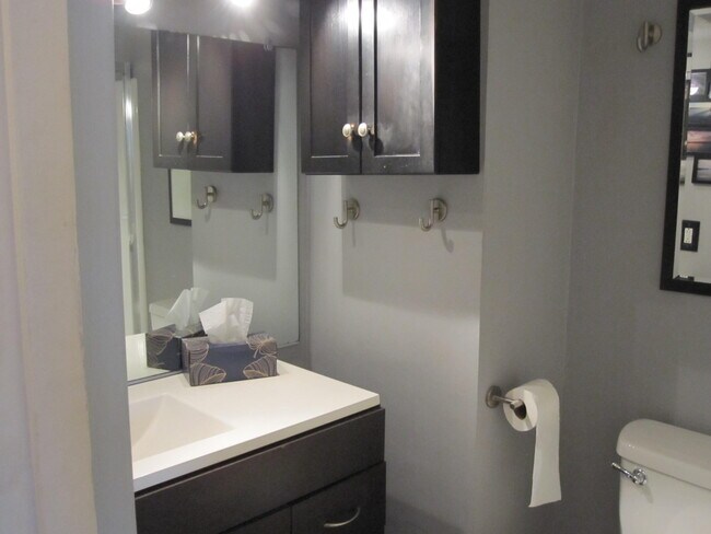 Building Photo - 820 Cliffs Dr