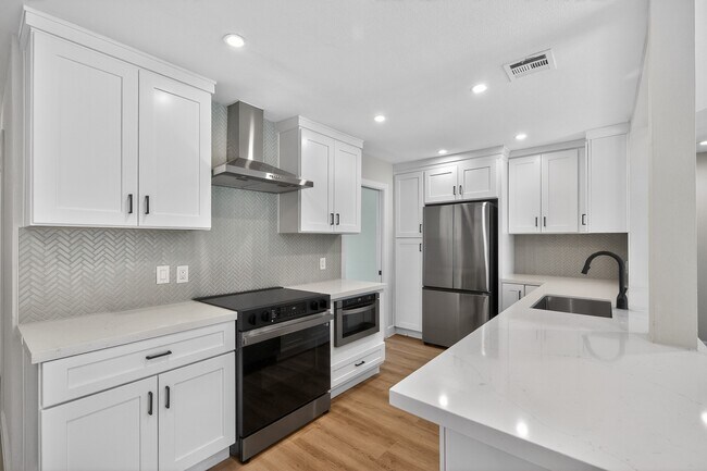 Building Photo - 5743 Ludington Dr